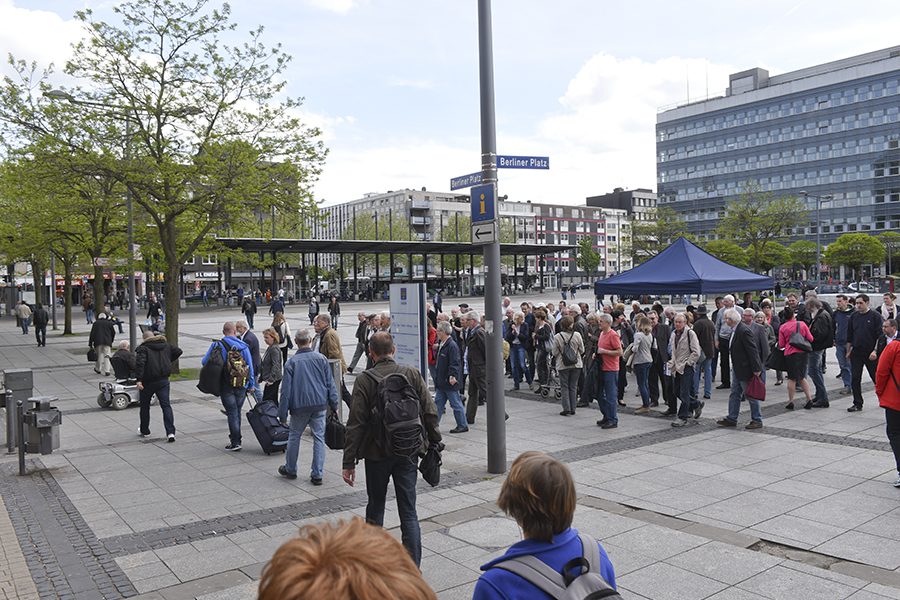 Der Blaue Tisch am Hauptbahnhof Hagen am 08. Mai 2015