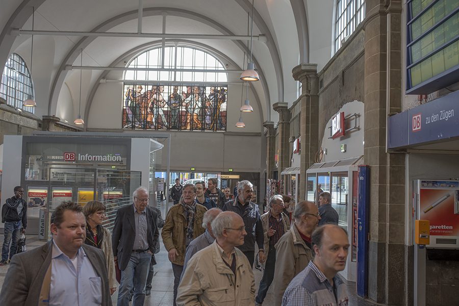 Der Blaue Tisch am Hauptbahnhof Hagen am 08. Mai 2015