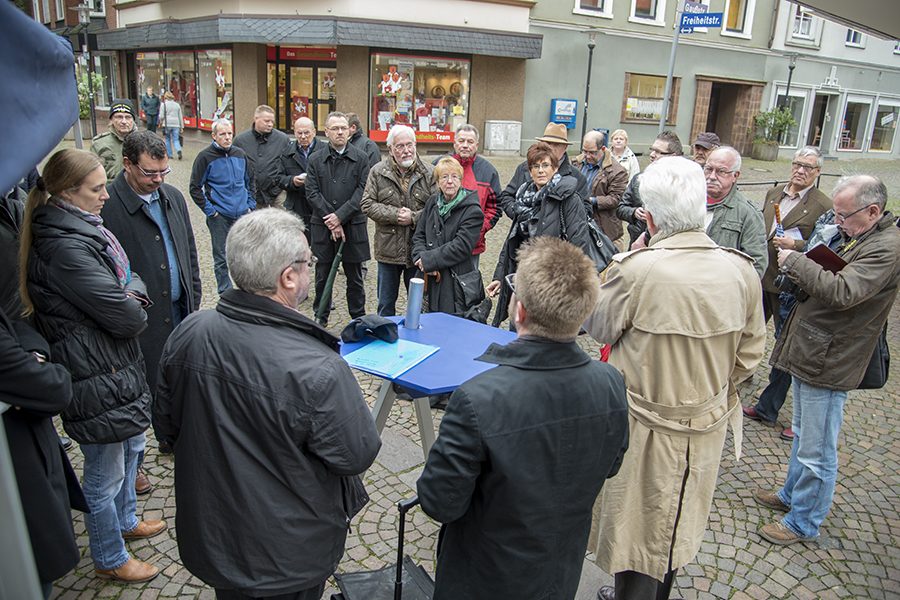 Der Blaue Tisch in der Fußgängerzone in Hagen-Hohenlimburg