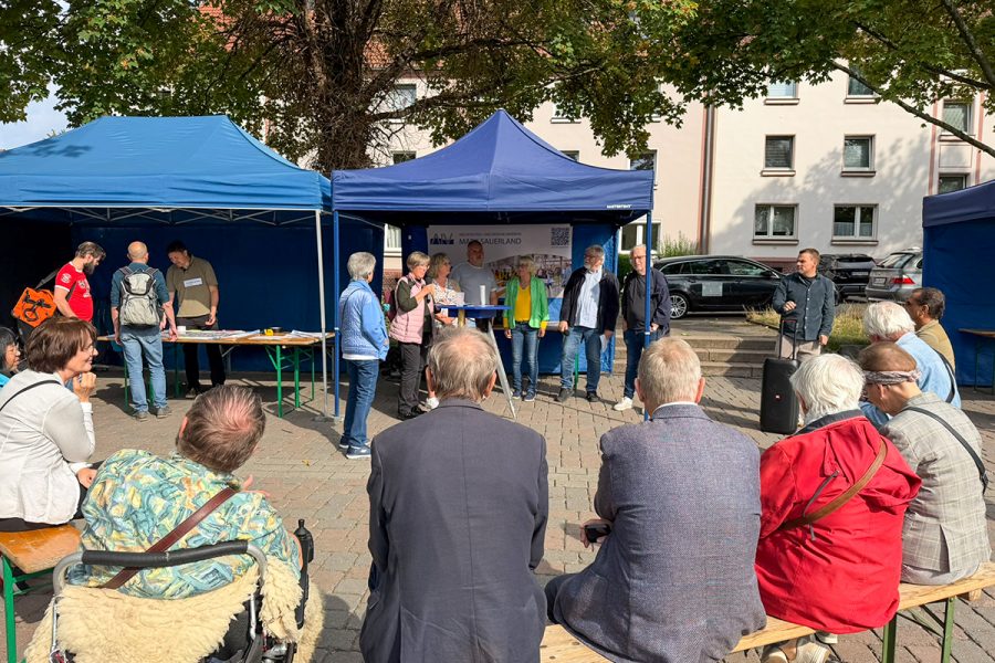 Der Blaue Tisch beim Stadtteilfest in Altenhagen